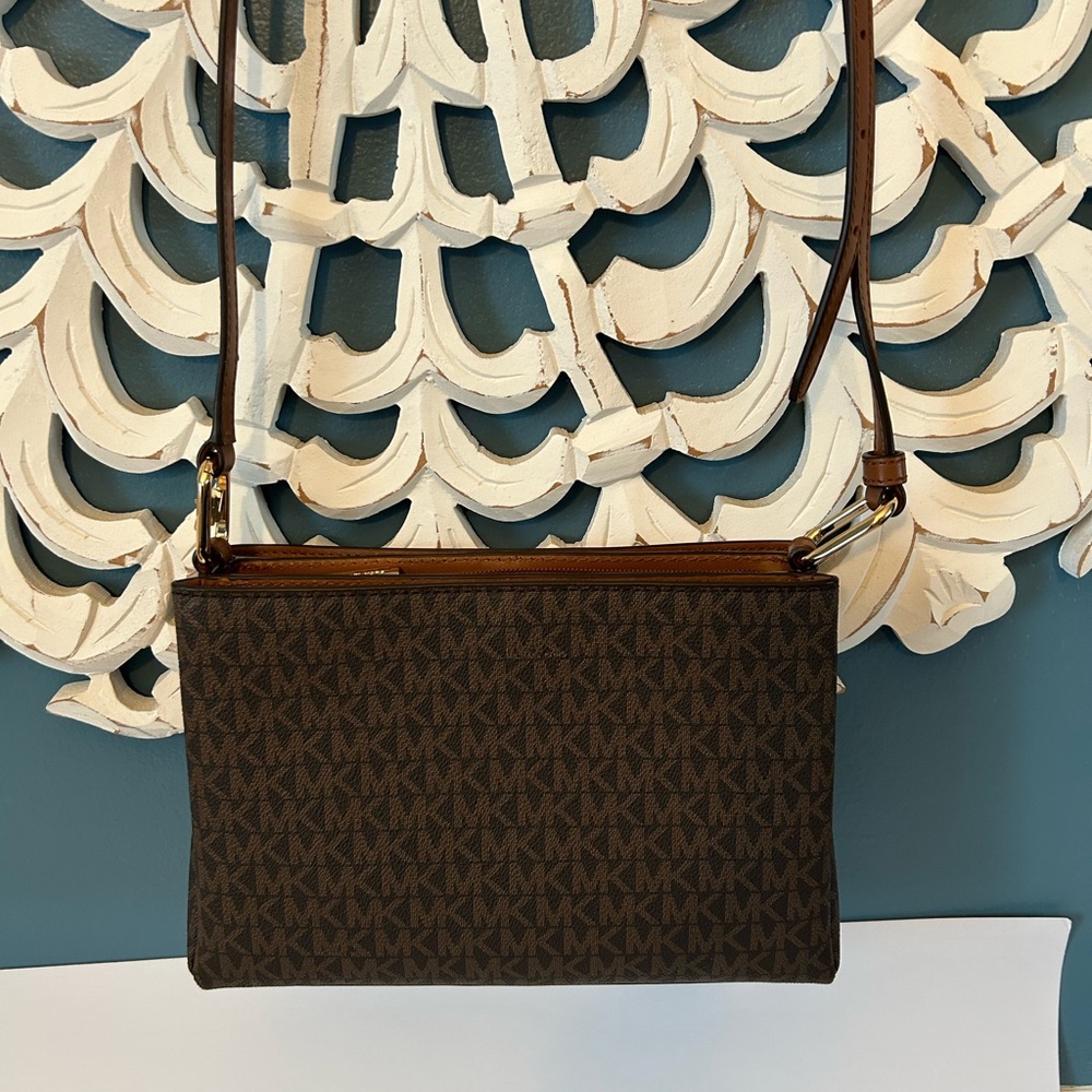 SOLD !!!!Michael Kors Trisha Medium Triple Compartment Crossbody Bag - Picture 4 of 14